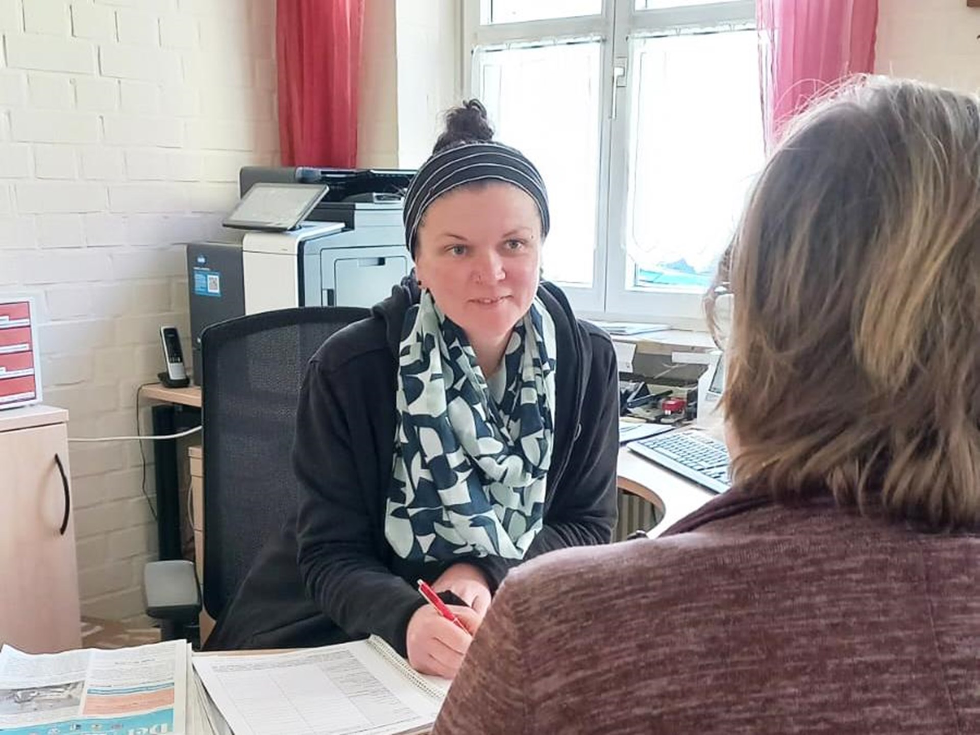 Susana Perzel berät eine Klientin