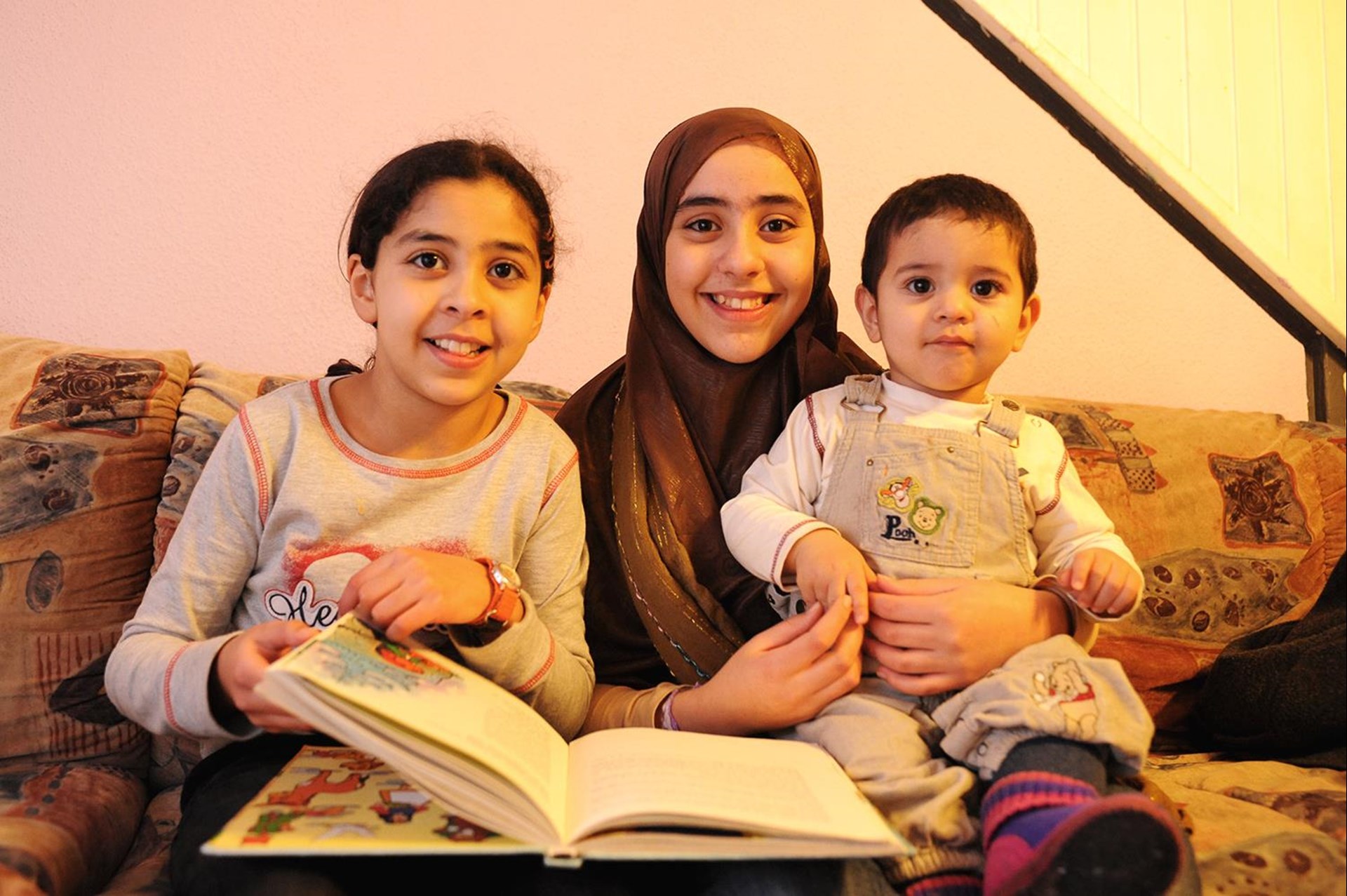 Drei Kinder auf Sofa