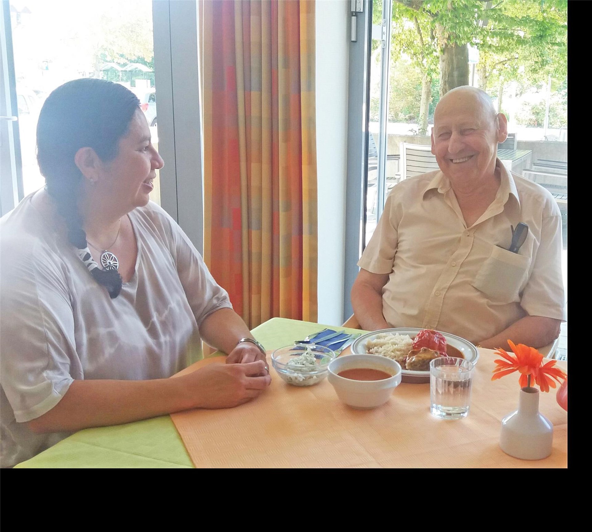 Zwei Personen am Mittagstisch