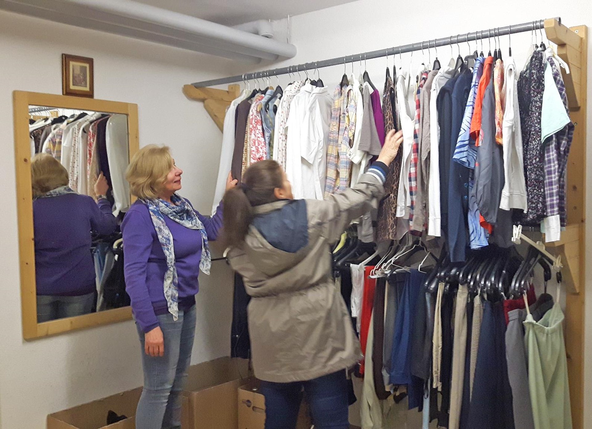 Zwei Frauen vor einem Kleiderständer